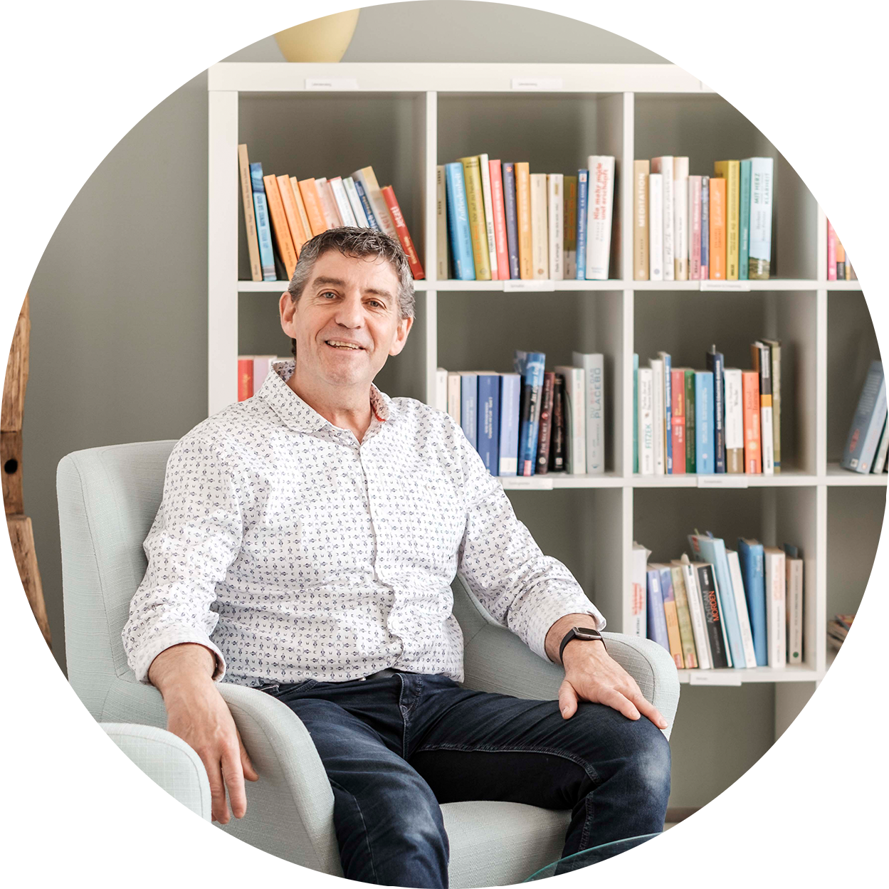  Bild Rudi Rheimann sitzt entspannt und freundlich auf einem Sessel