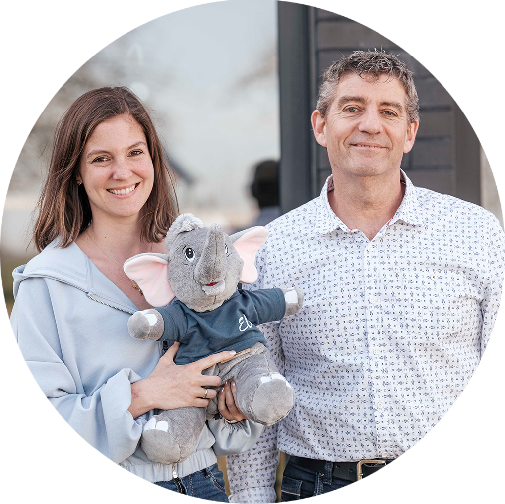 Bild mit Alice Vogt und Rudi Rheimann mit der pädagogischen Handpuppe Elas Heldenreise in der Hand